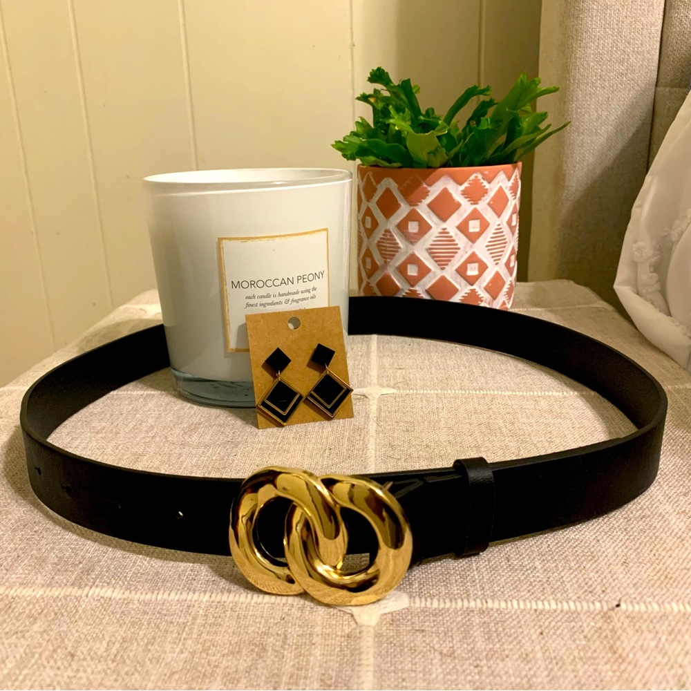 Interlocking Ring faux leather belt, fits XS - L. Goes with jeans and blazer!